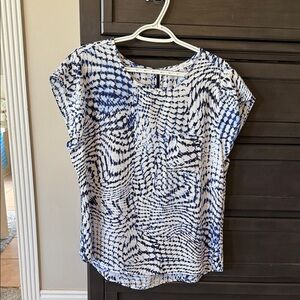 Violet & Claire Swirl Patterned Top in Blue and White